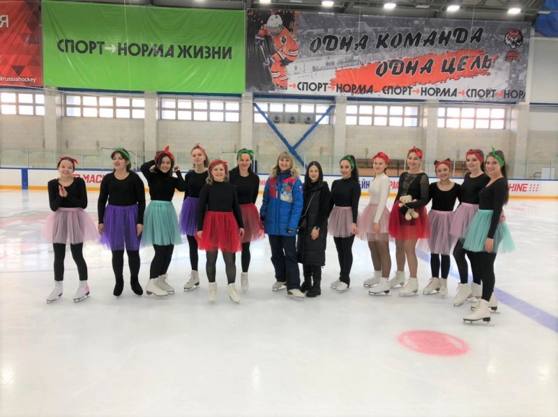Подростков и взрослых в Хабаровске обучили основам фигурного катания