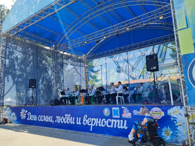 2 июля на стадионе имени Ленина г. Хабаровска состоялось праздничное мероприятие “День семьи, любви и верности”