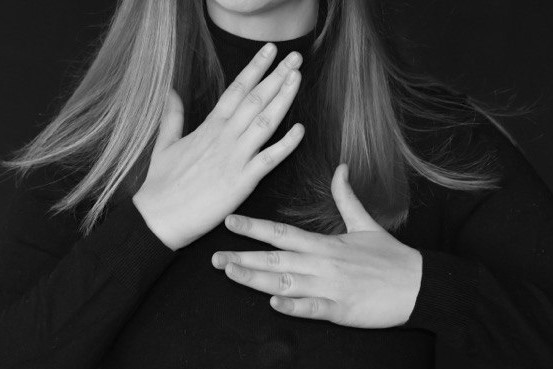 «Не нужно их жалеть, нужно любить». Интервью с Лидией Соболевской, переводчиком русского жестового языка — о профессии, языке и зарплатах